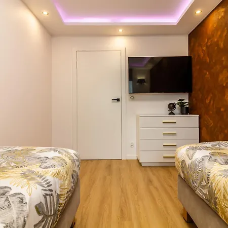 Housecube, Bar , Prywatne Kino, Bilard , Luxus Willa Wrocław