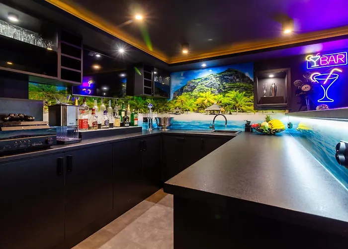 Housecube, Bar , Prywatne Kino, Bilard , Luxus * Вроцлав